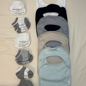 Burt's Bees Baby Bibs and socks Set 0-3 months. Never been used.Made with cotton